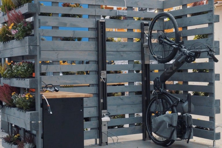 Sichtschutzzaun mit Pflanzkästen, Werkbank und Fahrradhalterung