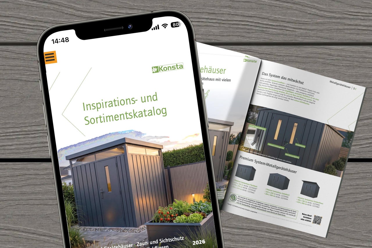 Konsta Inspirations- und Sortimentskatalog für Metallgerätehäuser auf einem Smartphone und als gedruckte Broschüre mit Konsta Logo.