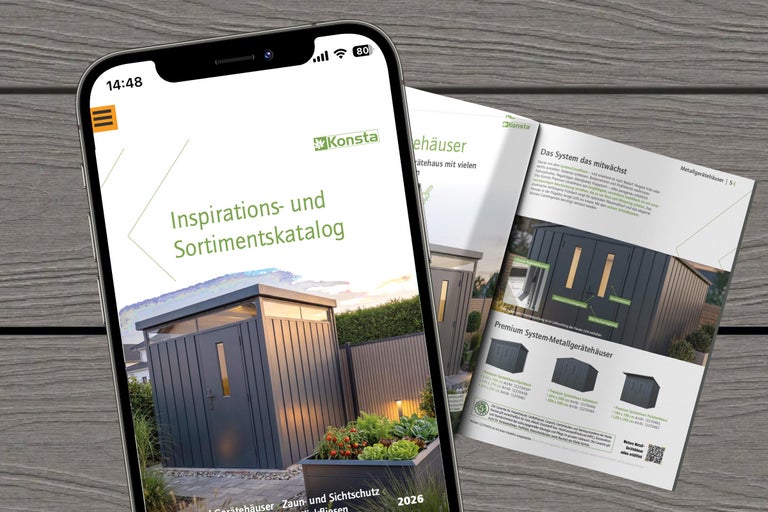 Konsta Inspirations- und Sortimentskatalog für Metallgerätehäuser auf einem Smartphone und als gedruckte Broschüre mit Konsta Logo.