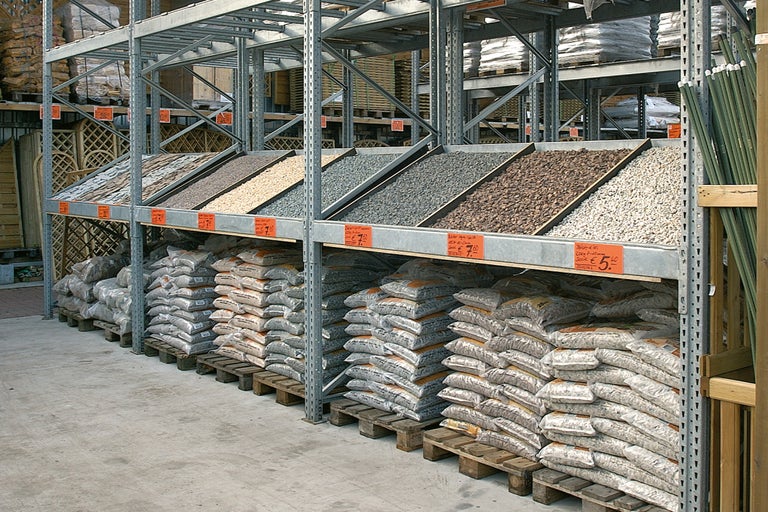 Regal mit verschiedenen Kieselsorten und Säcken im Hornbach Markt