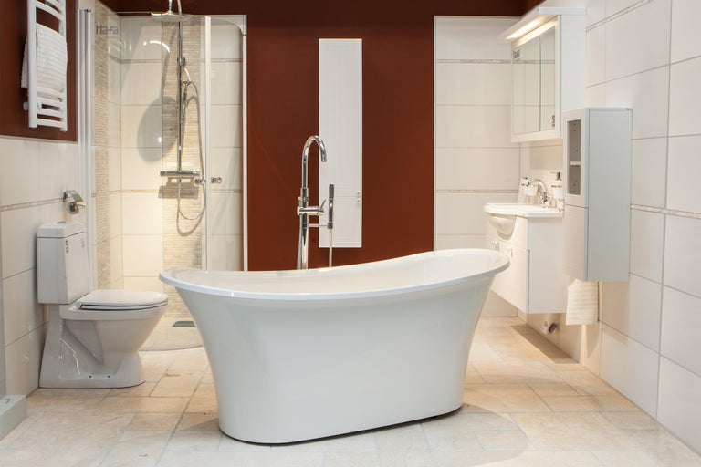 Badezimmer mit freistehender Badewanne, Dusche, Toilette und Waschtischkombination.