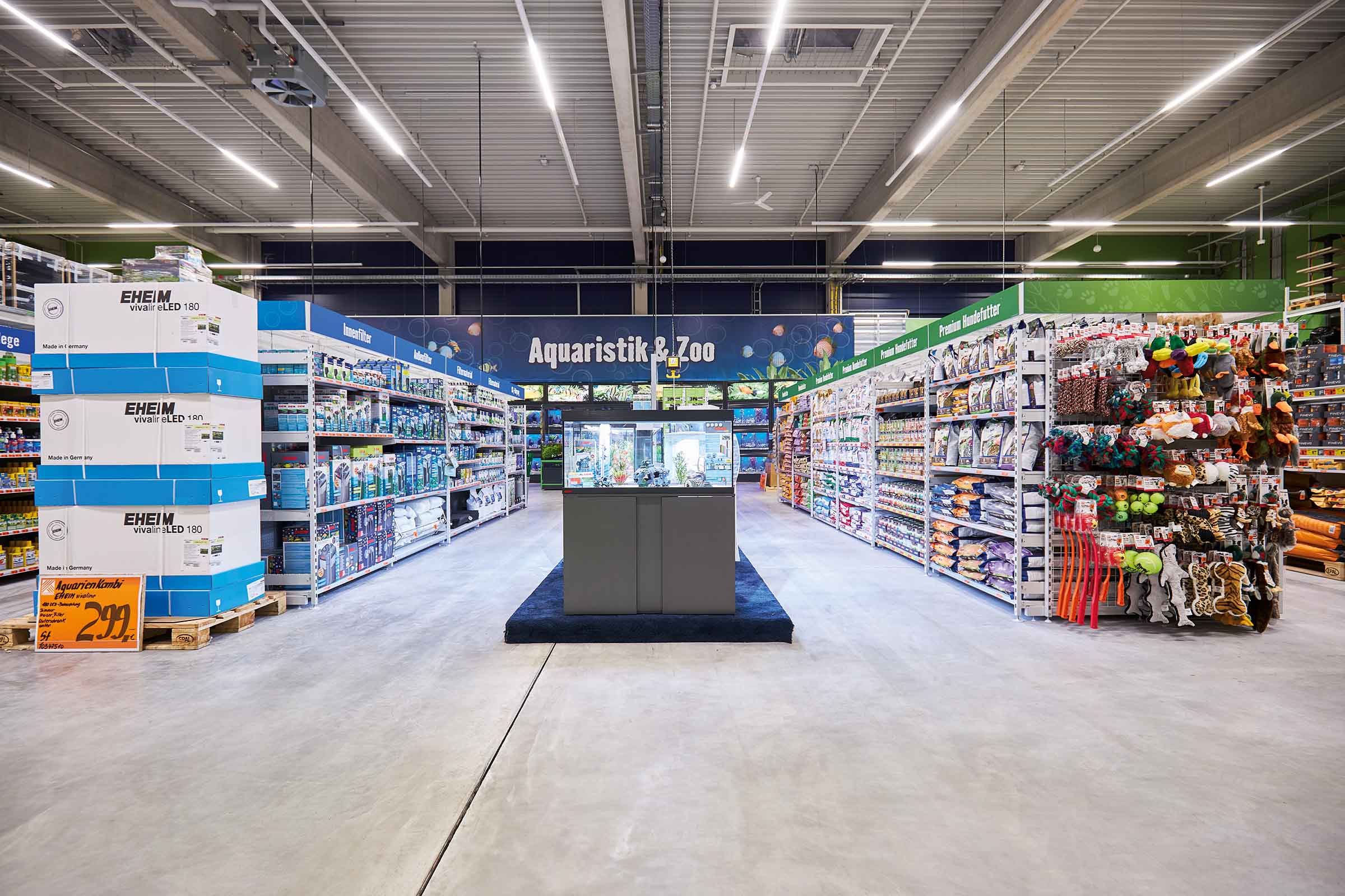 Gangansicht in der Aquaristik- und Zooabteilung im Hornbach Markt mit Aquarien, Tierfutter und Zubehör.