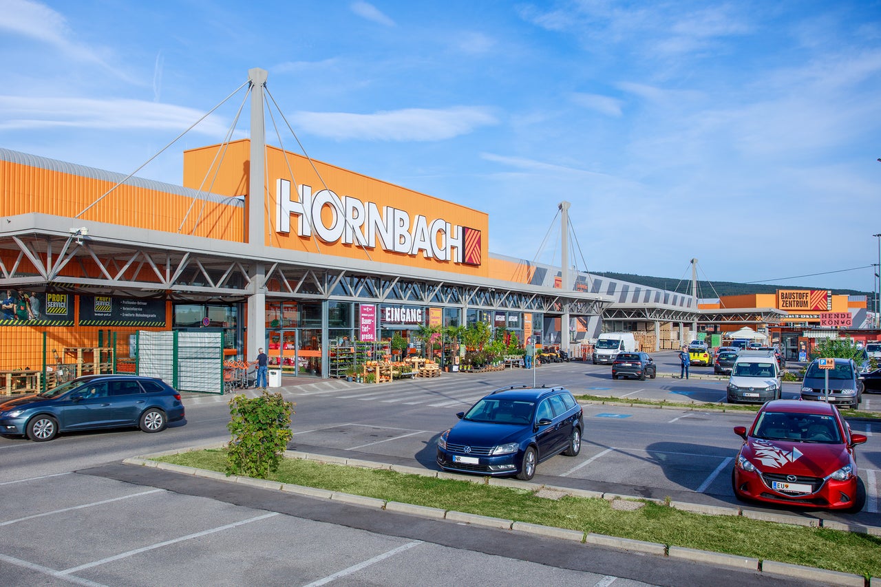  Außenansicht eines Hornbach Baumarkts mit Parkplatz und Kundenverkehr 