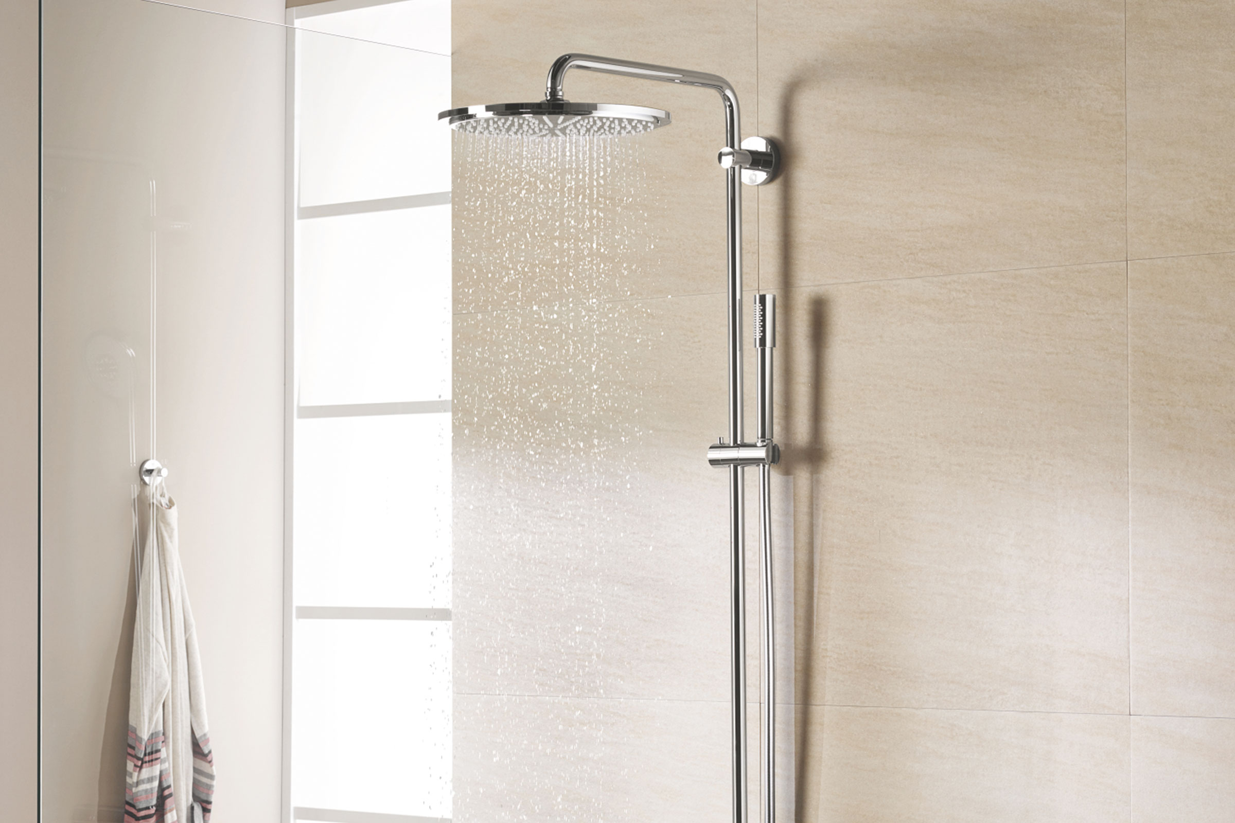 Regendusche mit Handbrause in einem Badezimmer
