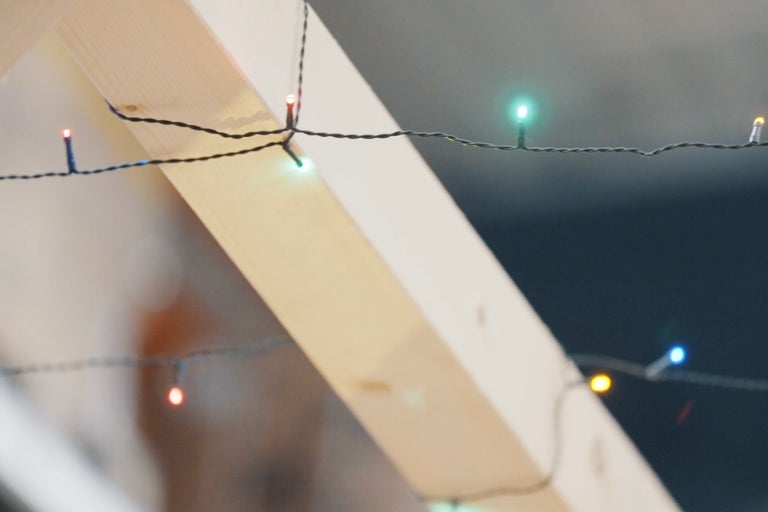 Lichterkette auf Holzstruktur