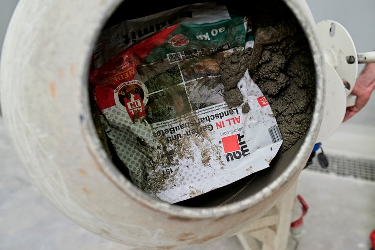 Betonmischer mit Baustoffmischung und Baustoffsack