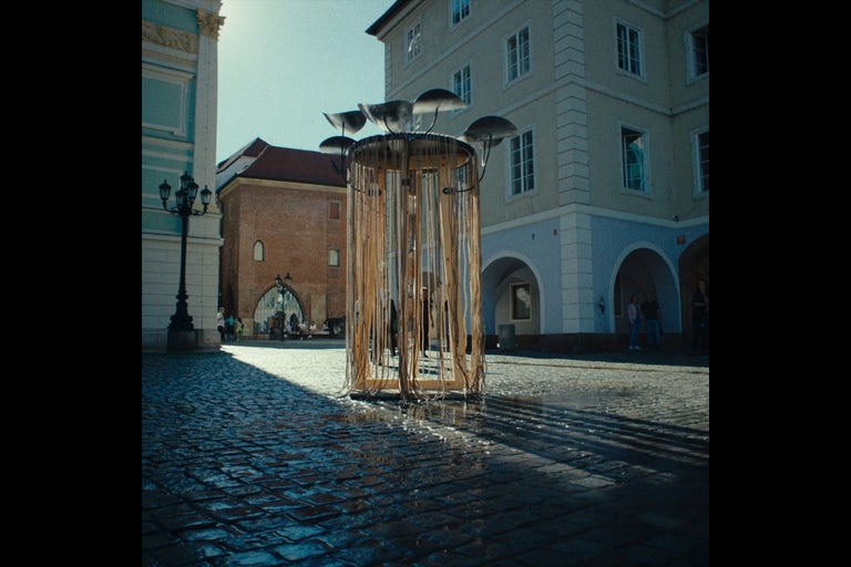 Brunnen mit Pilzdesign auf einem städtischen Platz