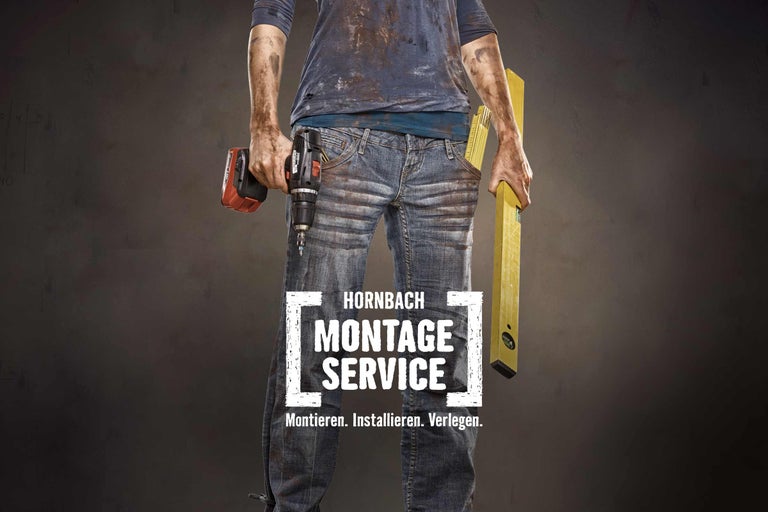 Handwerker mit Bohrmaschine und Wasserwaage für den Hornbach Montageservice