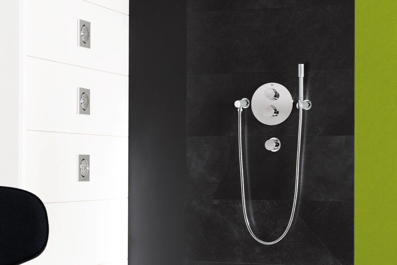Badezimmer mit Grohe Duscharmatur und Duschkopf