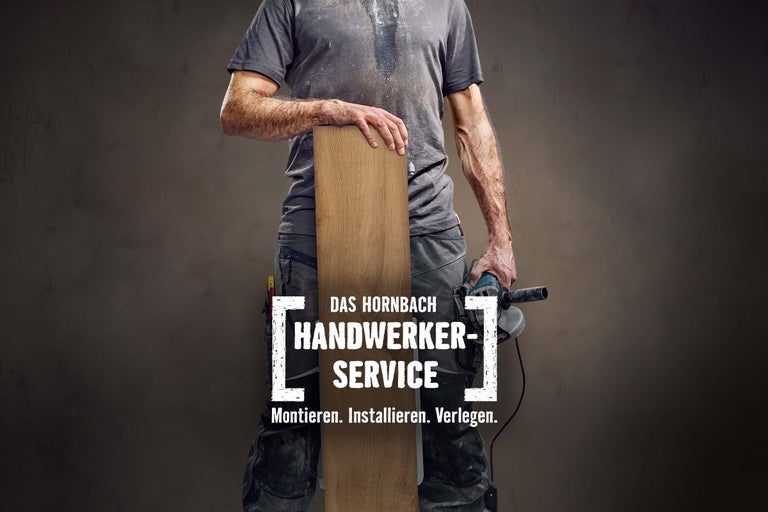 Handwerker mit Holzbrett und Winkelschleifer für Hornbach Handwerkerservice