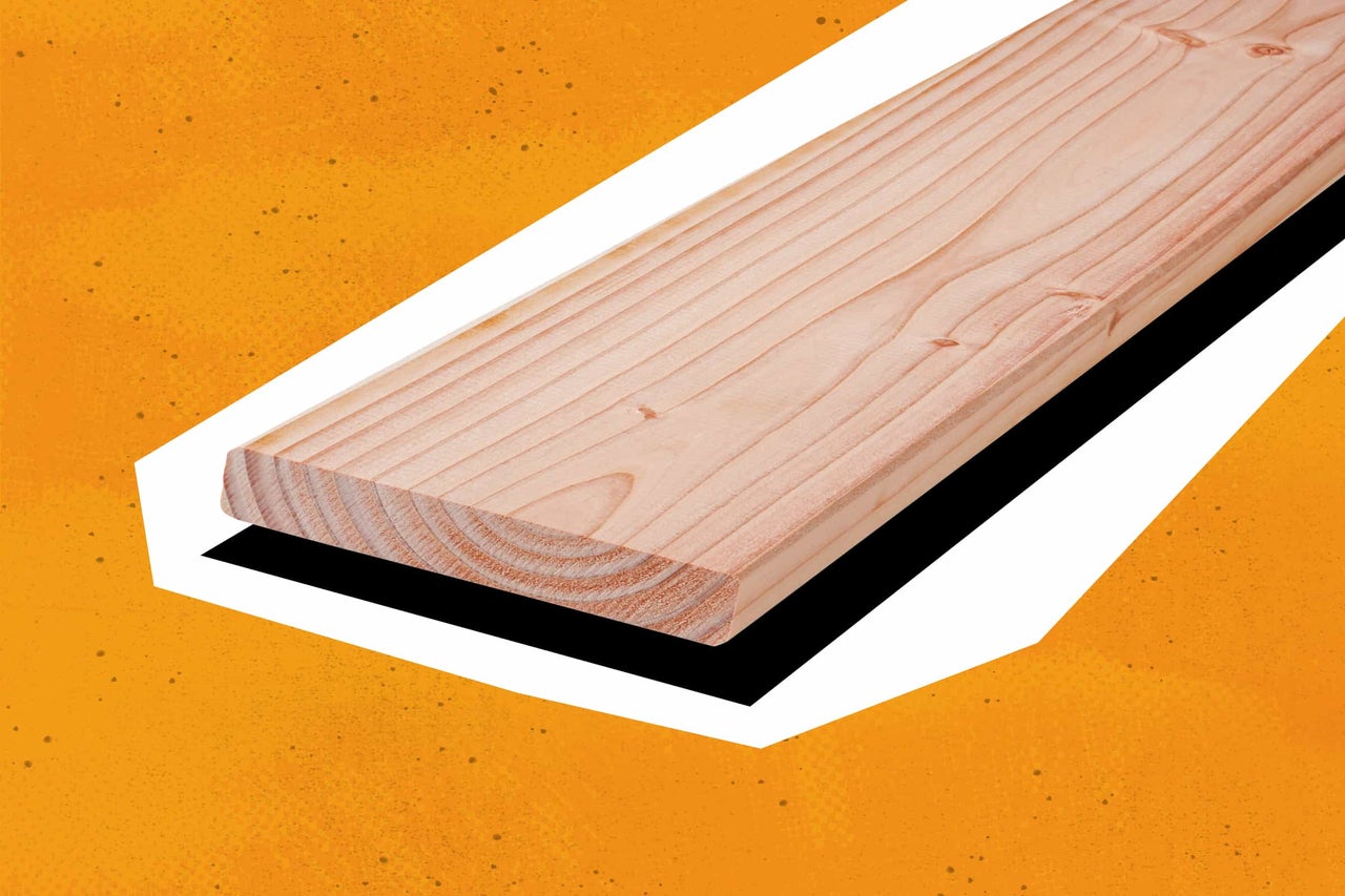 Glattes Holzbrett aus Nadelholz mit deutlich sichtbarer Maserung und Jahresringen am Querschnitt.