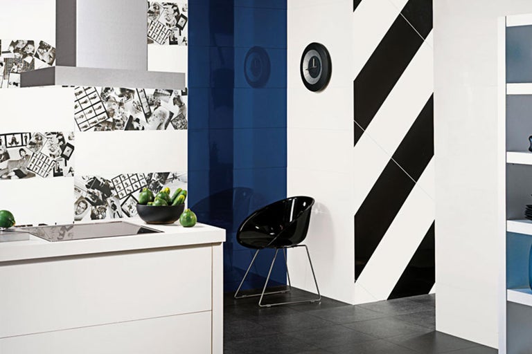 Moderne Küche mit Fliesen in verschiedenen Designs und einer schwarzen Schale mit Limetten