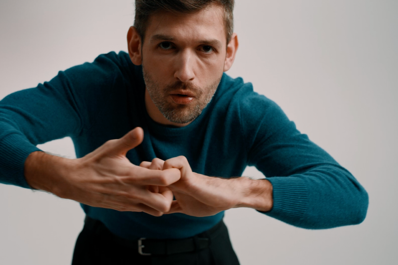 Mann in blauer Kleidung