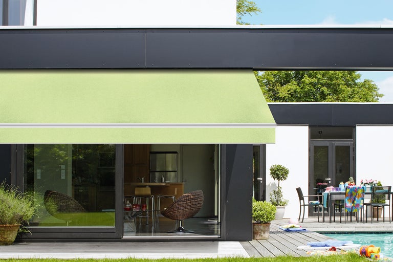 Haus mit Markise, Terrasse und Pool