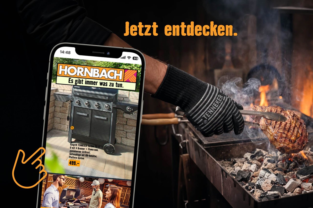 Smartphone mit Hornbach App und Tenneker Gasgrill-Angebot, im Hintergrund ein Steak auf einem Holzkohlegrill mit Tenneker Grillhandschuh.