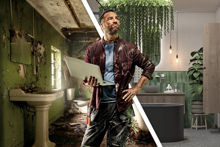 Vorher-Nachher-Bild eines Badezimmers mit einem Handwerker, der einen Laptop hält