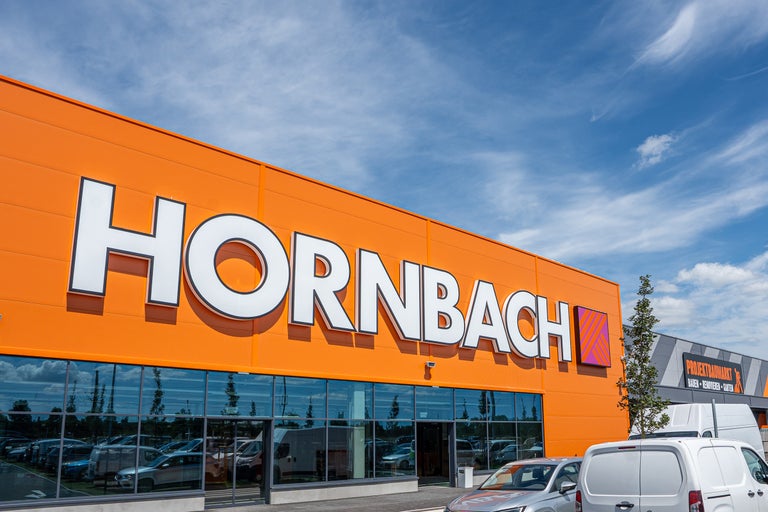 Hornbach Baumarkt Gebäudeansicht bei Tageslicht