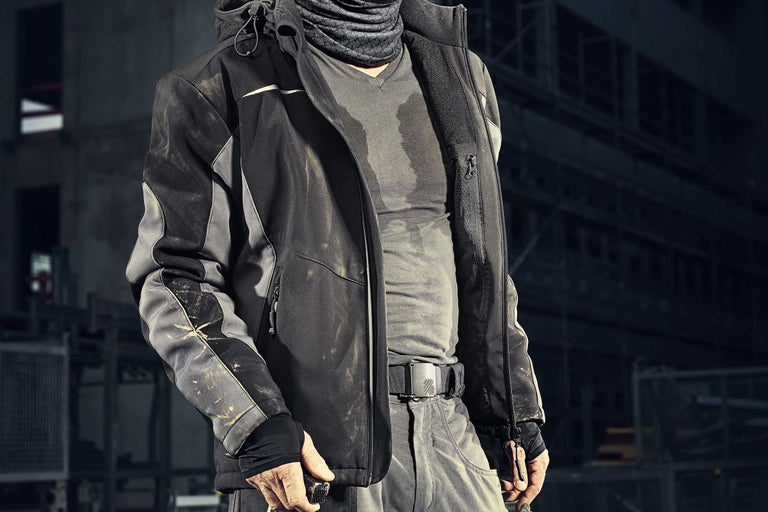 Arbeitskleidung mit Jacke, Hose und T-Shirt