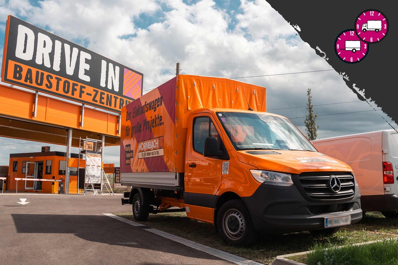 Ein orangefarbener Lieferwagen vor dem Hornbach Drive In Baustoffzentrum.