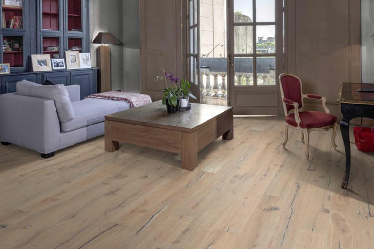 Helles Wohnzimmer mit Holzboden, Sofa, Tisch und Stuhl