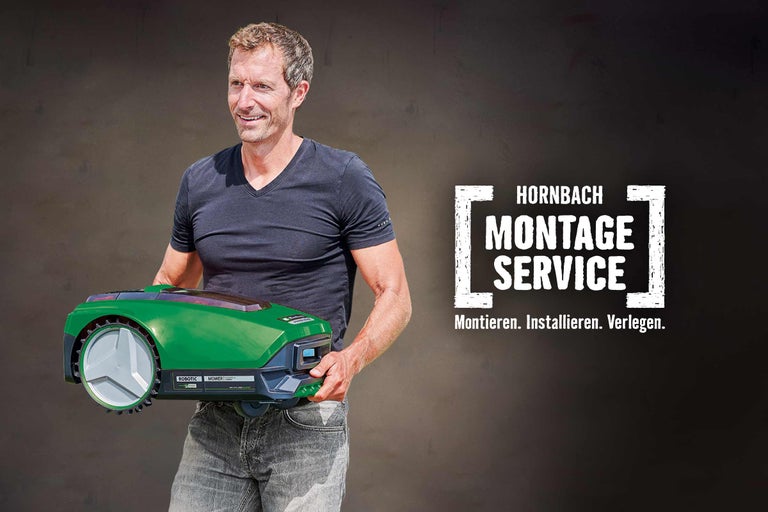 Mann hält einen Rasenmähroboter; Hornbach Montageservice