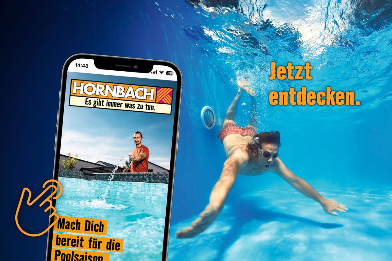 Smartphone mit Hornbach Webseite zur Poolsaison und ein Mann, der unter Wasser in einem hellen Schwimmbecken taucht.