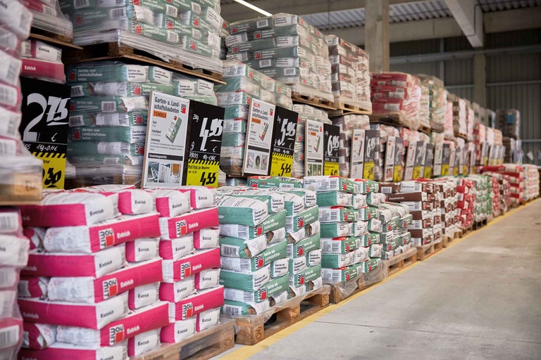 Regale mit Paletten mit Säcken mit Estrich, Gartenerde und Landschaftsbeton im Hornbachmarkt