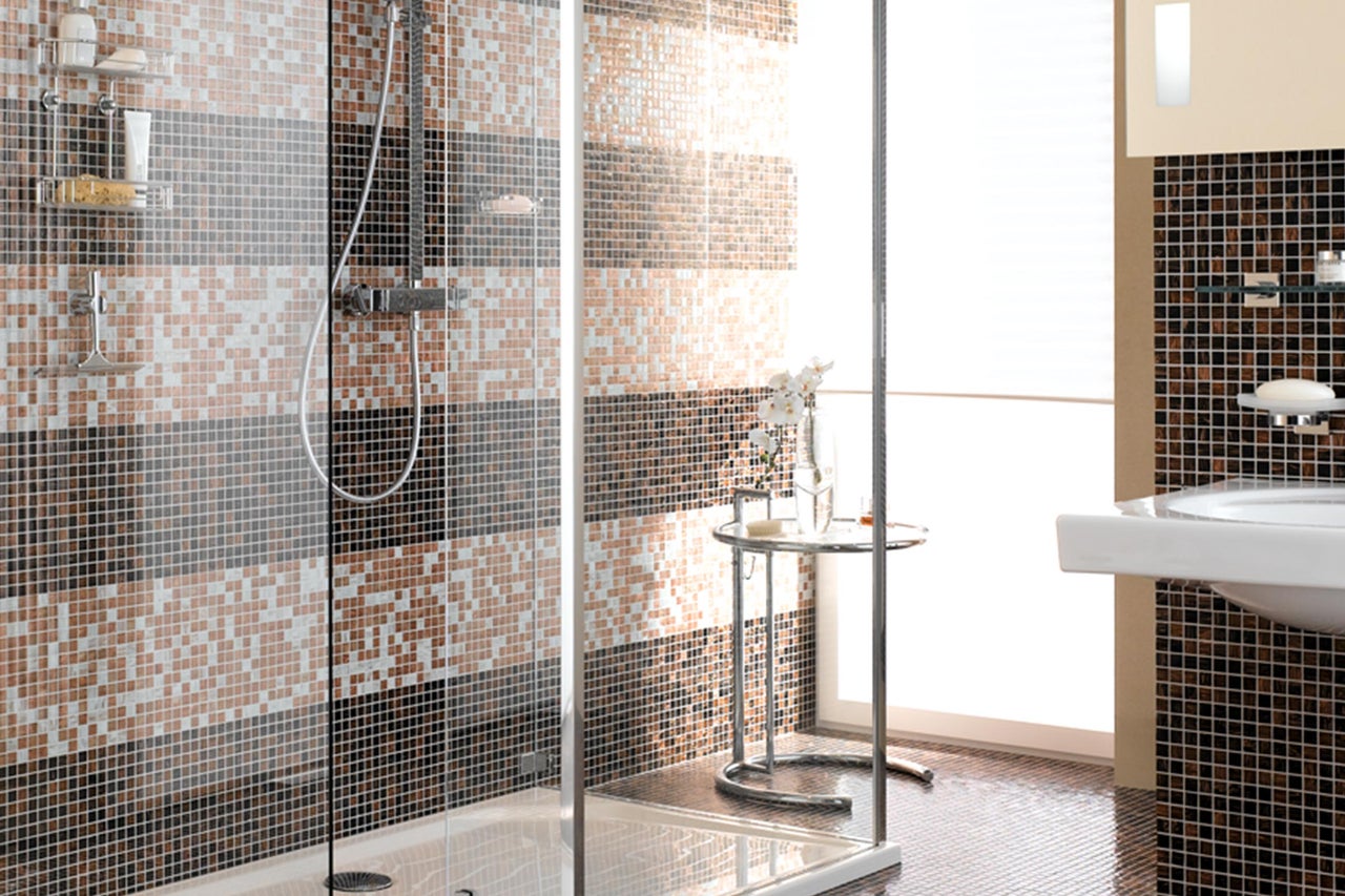 Badezimmer mit Dusche, Waschbecken und Mosaikfliesen