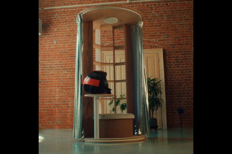 Fotoautomat mit Vorhang, Hocker und Helm