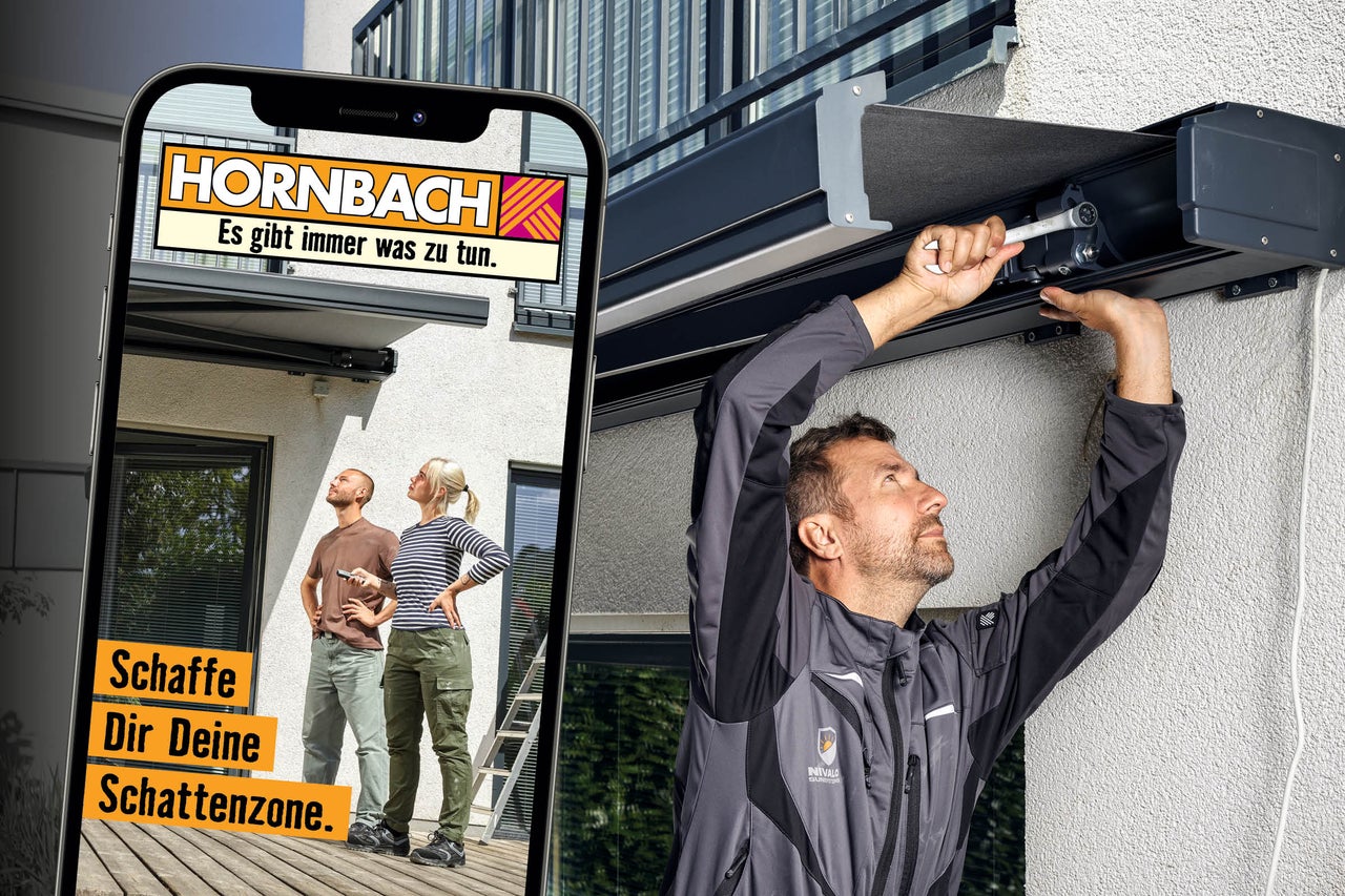 Handwerker montiert eine Markise an einer Hauswand. Im Vordergrund ein Smartphone mit Hornbach Logo und der Aufforderung zur Markisenmontage.