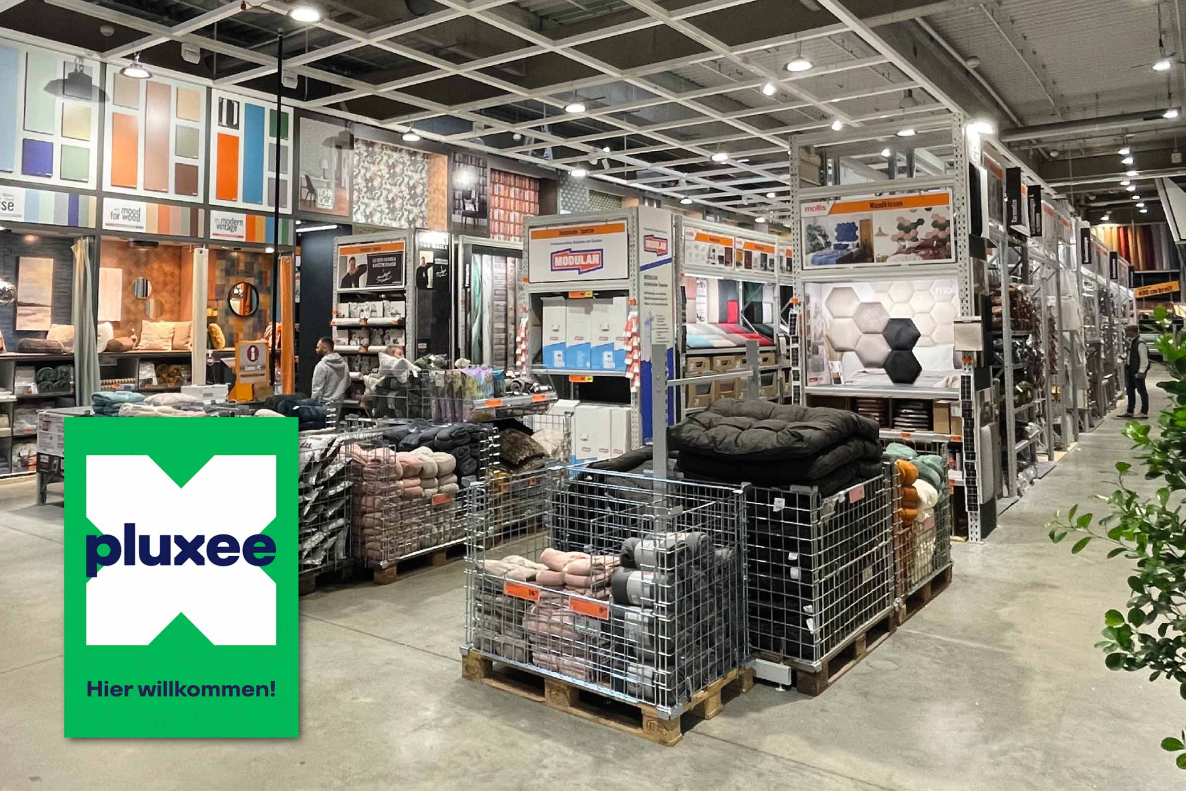 Innenansicht eines Hornbach Baumarktes mit verschiedenen Bau- und Dekorationsmaterialien, ausgestellt in Regalen und Körben.