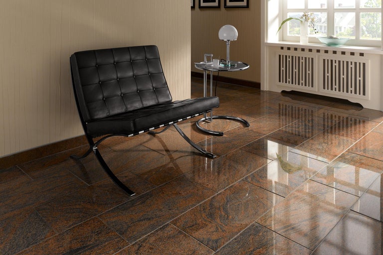 Innenraum mit schwarzem Ledersessel und polierten Bodenfliesen.