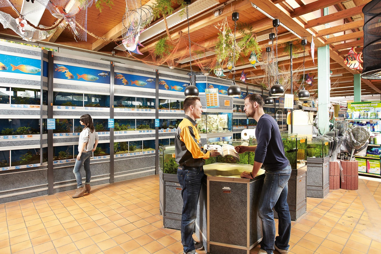 Aquaristikabteilung in einem Hornbach Markt mit Kunden und Verkäufer im Gespräch