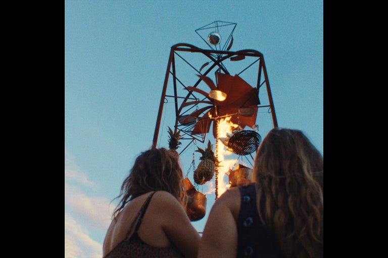 Dekorative Metallkonstruktion mit Feuer, Ananas und einer Discokugel