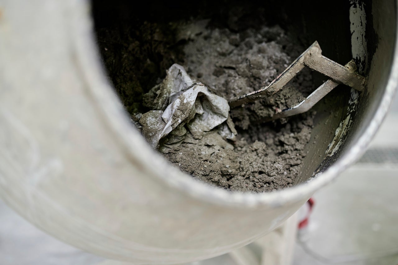 Betonmischer mit Mörtel und Rührwerk