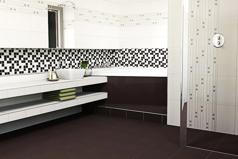 Helles Badezimmer mit weißen und dunklen Fliesen, Waschtisch und Dusche.