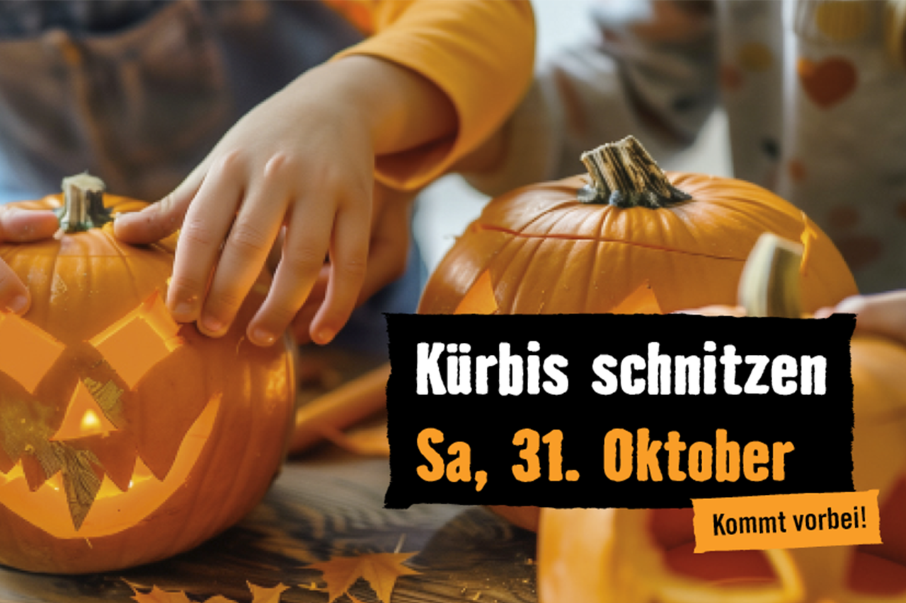 Kinder schnitzen Kürbisse für Halloween. Hinweis zum Termin Kürbisschnitzen am Samstag 31. Oktober.