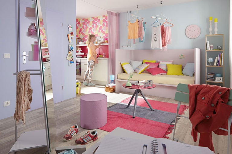 Helles Jugendzimmer mit Bett, Regal, Kleidung und Accessoires