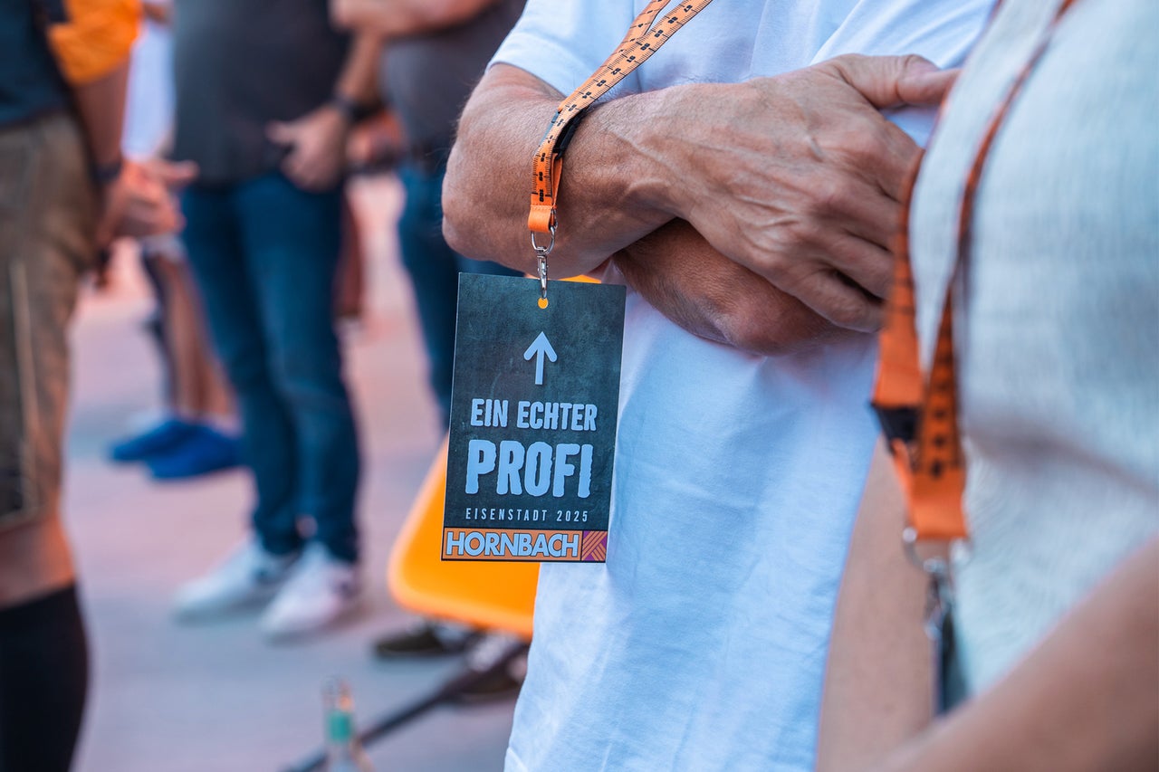 Person mit Hornbach Schlüsselband und Ausweis mit dem Text Ein echter Profi Eisenstadt 2025.