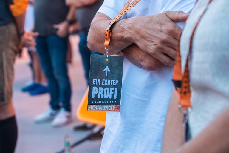 Person mit Hornbach Schlüsselband und Ausweis mit dem Text Ein echter Profi Eisenstadt 2025.