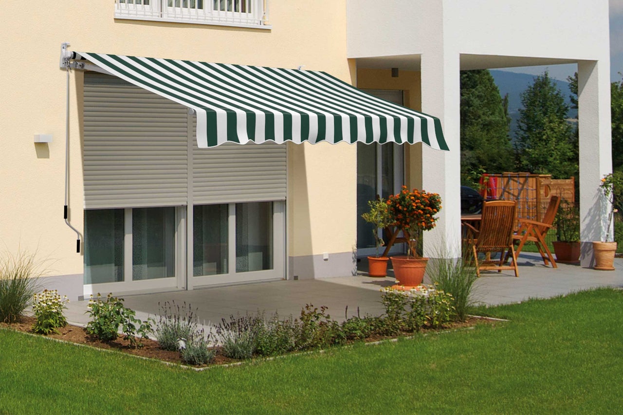 Terrasse mit Markise mit Streifenmuster für Sonnenschutz