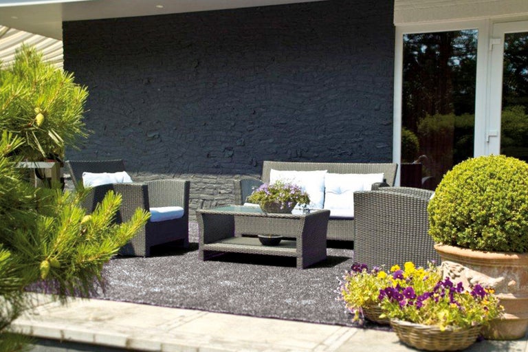 Gartenmöbelset auf Terrasse mit Couch, Sesseln und Tisch