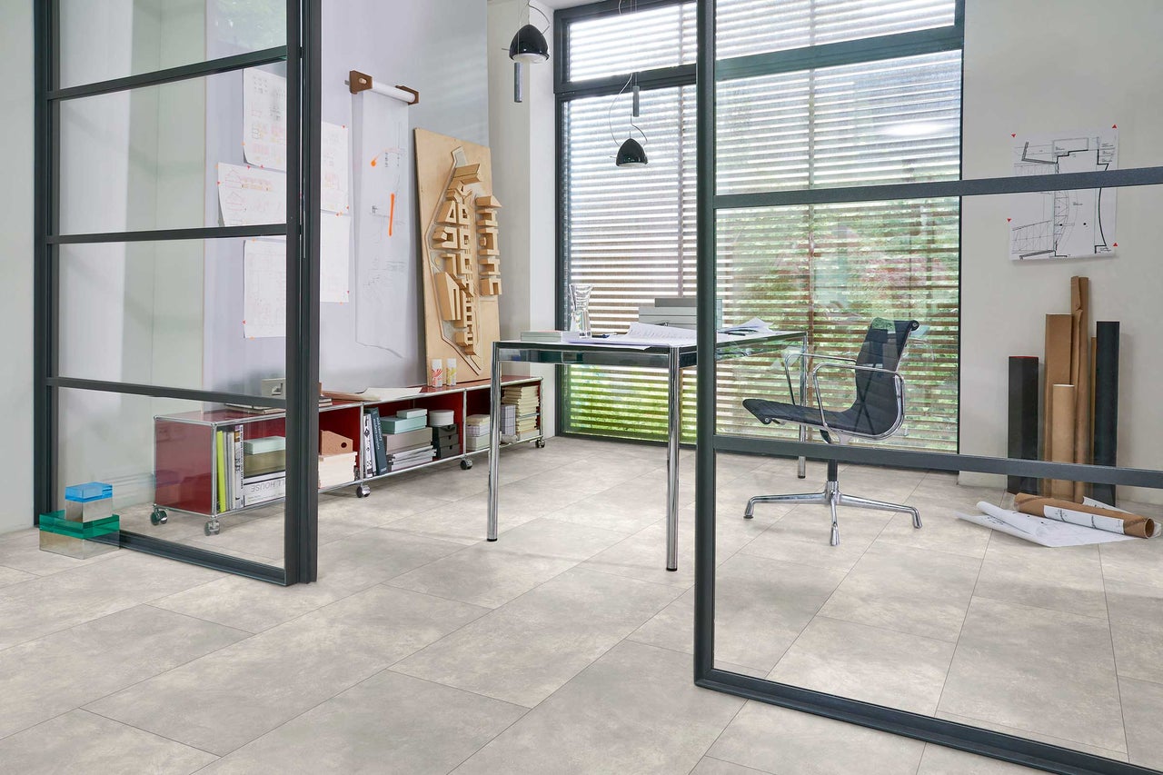 Modernes Büro mit hellem Bodenbelag, Schreibtisch und Fenster