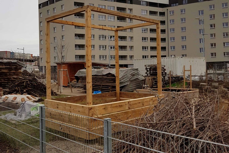 Holzhochbeet mit Rankhilfe im Außenbereich