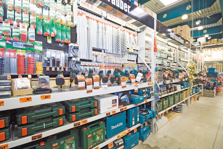 Regale mit Bohrern, Schraubern und Zubehör im Hornbach Baumarkt