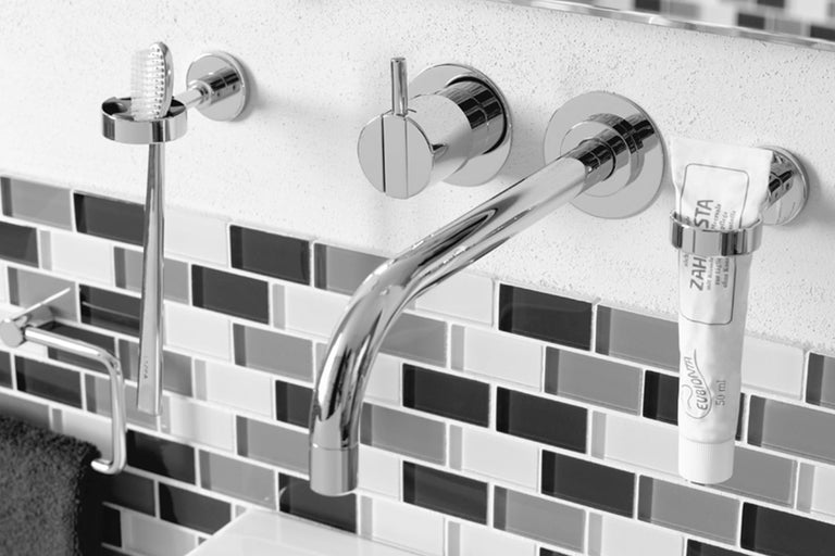 Badezimmer Waschbeckenarmatur mit Zahnbürstenhalter, Handtuchhalter und Zahncremehalter