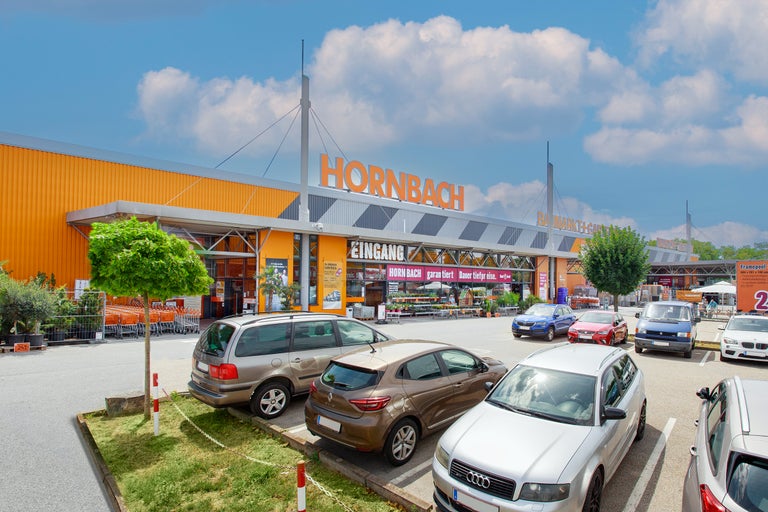 Außenansicht eines Hornbach Baumarkts mit Parkplatz und Eingangsbereich