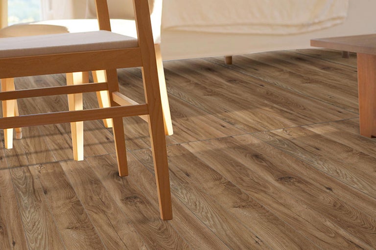 Innenraum mit Holzfliesen und Möbeln.