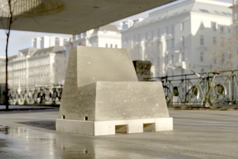 Betonmöbelstück im Außenbereich