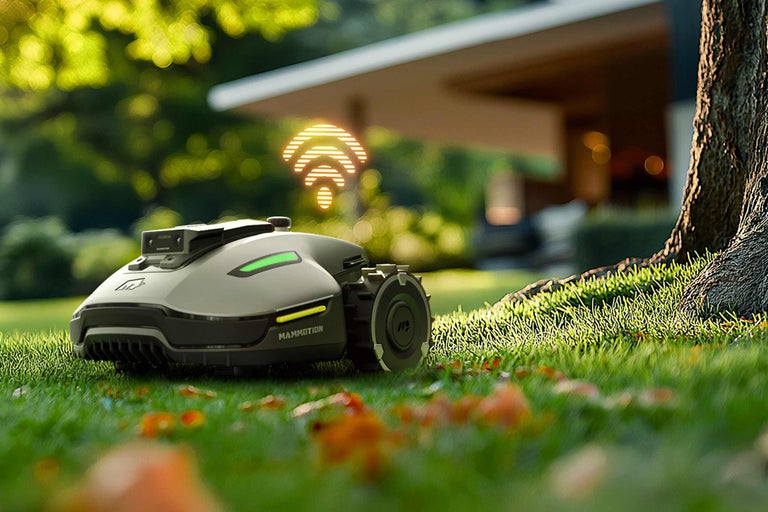 Mähroboter auf Rasen mit Haus im Hintergrund und WLAN Symbol für Konnektivität.